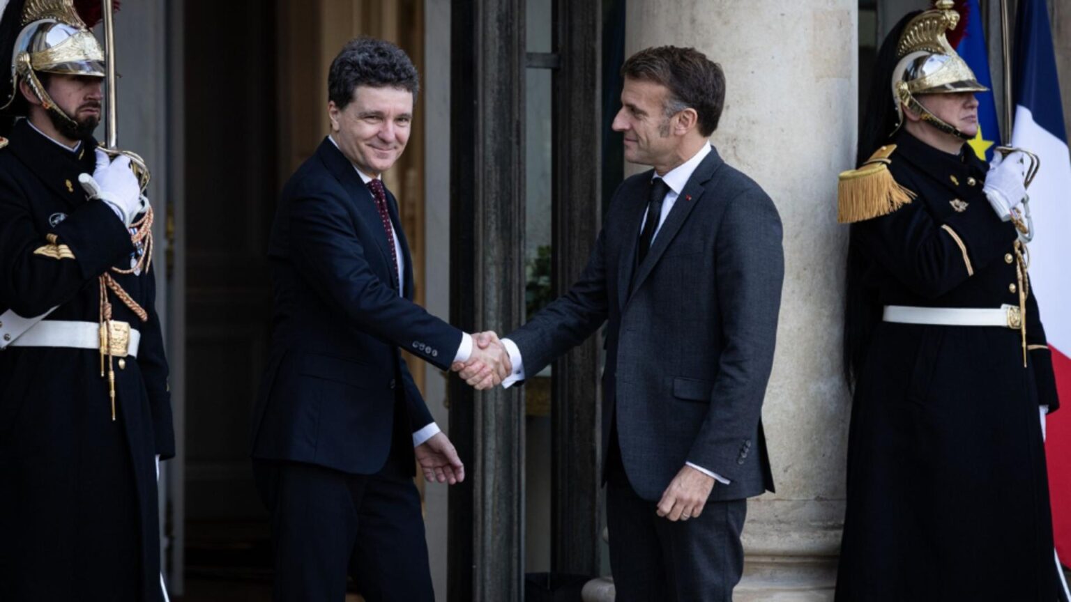 presedintele nicusor dan pleaca la paris ce probleme lasa in tara 695a45d6af49a