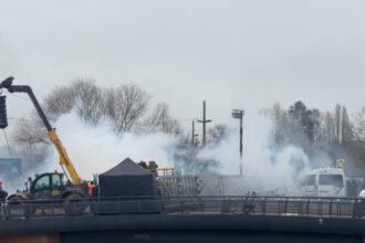 protest de amploare in fata parlamentului european de la strasbourg fermierii sunt alungati cu gaze lacrimogene video 696f9a3d4d4c5