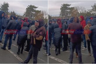 protest la rafinaria petromidia zeci de angajati isi striga nemultumirile 697c6e22b0a0a