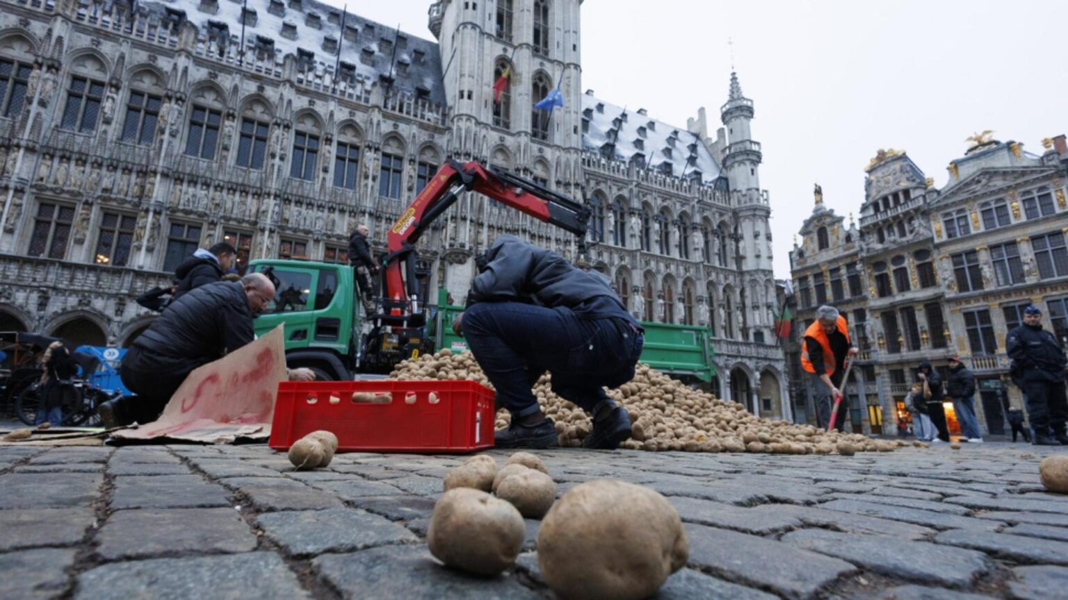 protest masiv la bruxelles impotriva acordului ue mercosur 200 de fermieri romani participa la manifestare 696f162cd3461