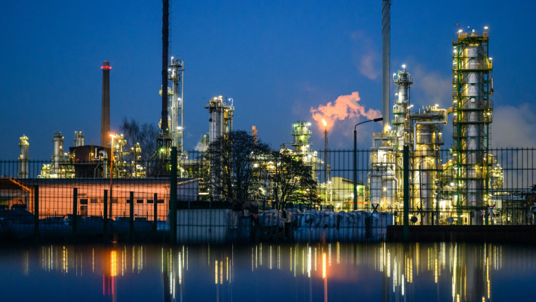 rafinaria sovietica ostatica a geopoliticii europene si motivul pentru care berlinul nu si permite sa o piarda 697aff6e5a0f3