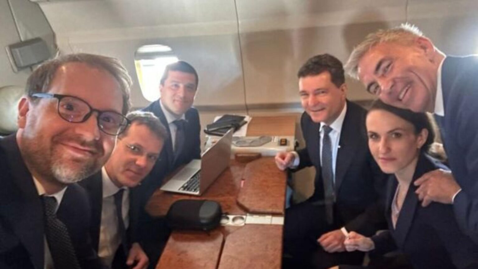 rezistii care vor sa para mai destepti decat sunt studii false mosteanu a demisionat din cauza minciunilor din cv radu miruta doua facultati in acelasi timp doar in cv 69655d6518312