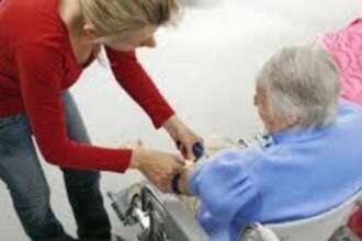 salarii badante italia 2026 sumele au crescut oficial de la 1 ianuarie cati bani primesc in mana romancele care ingrijesc batrani si ce bonusuri pot cere acum 6966538b40c54