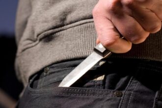 scandal de proportii la o primarie din judetul neamt un tanar beat si inarmat cu un cutit s a dat in spectacol 696772d4f1a05