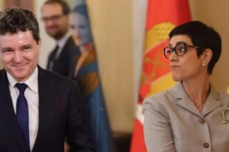 sefa protocolului de la cotroceni sfidare totala la adresa romanilor sarmani in ce ipostaze s a pozat prin paris viata in roz video 6964c8908e6ee