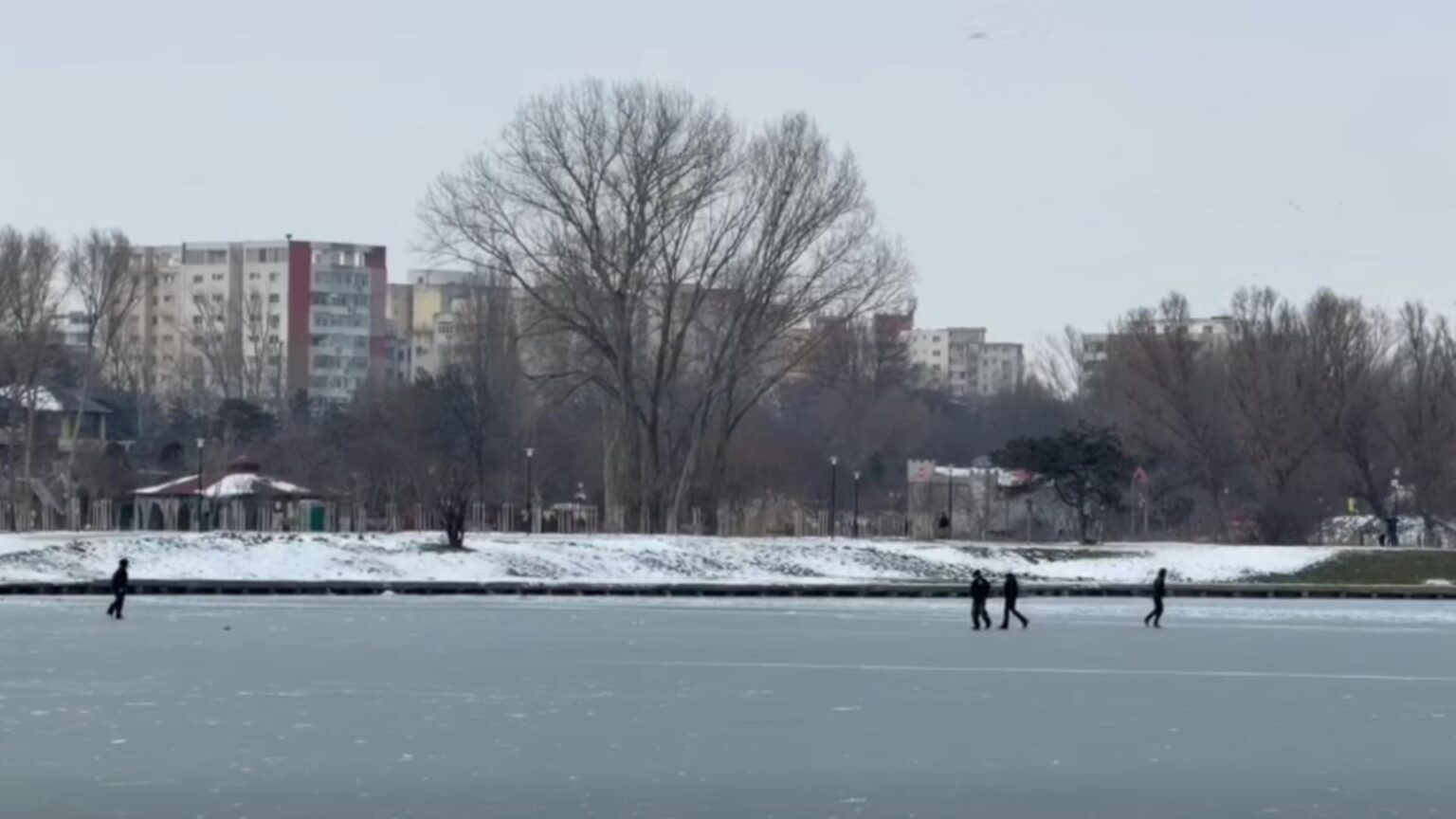 tot mai multi romani ignora avertizarile si se aventureaza pe lacuri inghetate chiar si dupa accidentul grav de la craiova video 696e019a3e510
