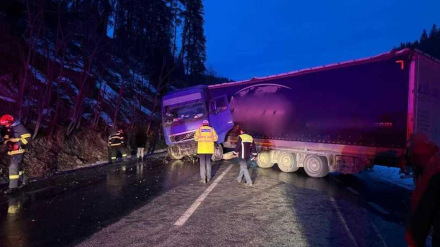 trafic oprit pe dn 17 in judetul suceava un tir a ramas blocat de a latul soselei 6971015020512