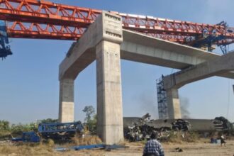 tragedie pe calea ferata in thailanda macara prabusita peste un tren cel putin 12 morti 696730b584911