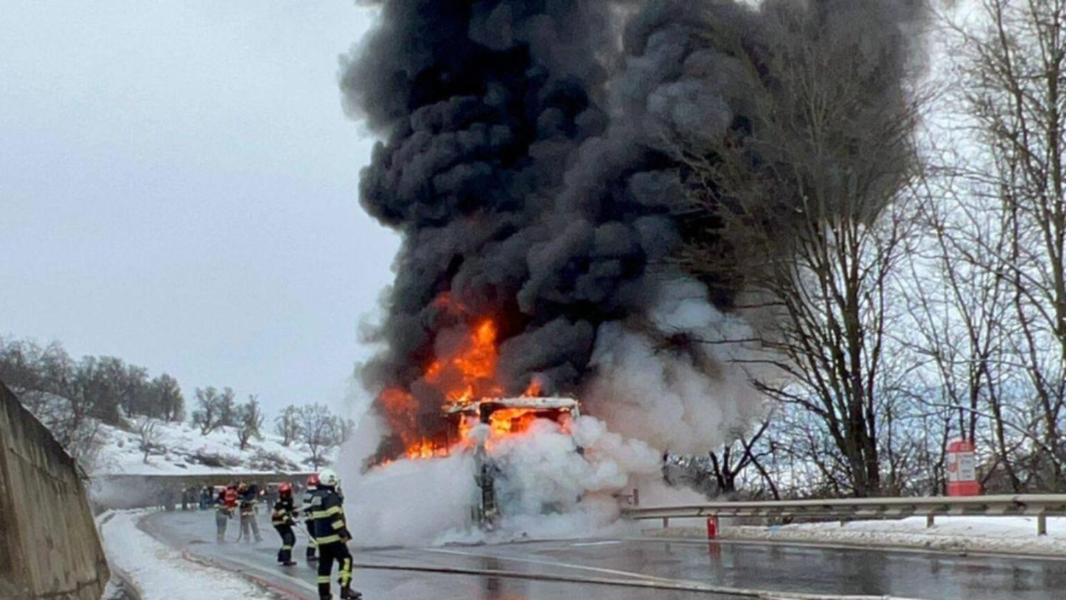 un autocar cu aproape 50 de pasageri a luat foc pe o sosea din mures oamenii s au evacuat la timp video 696251cb341ec