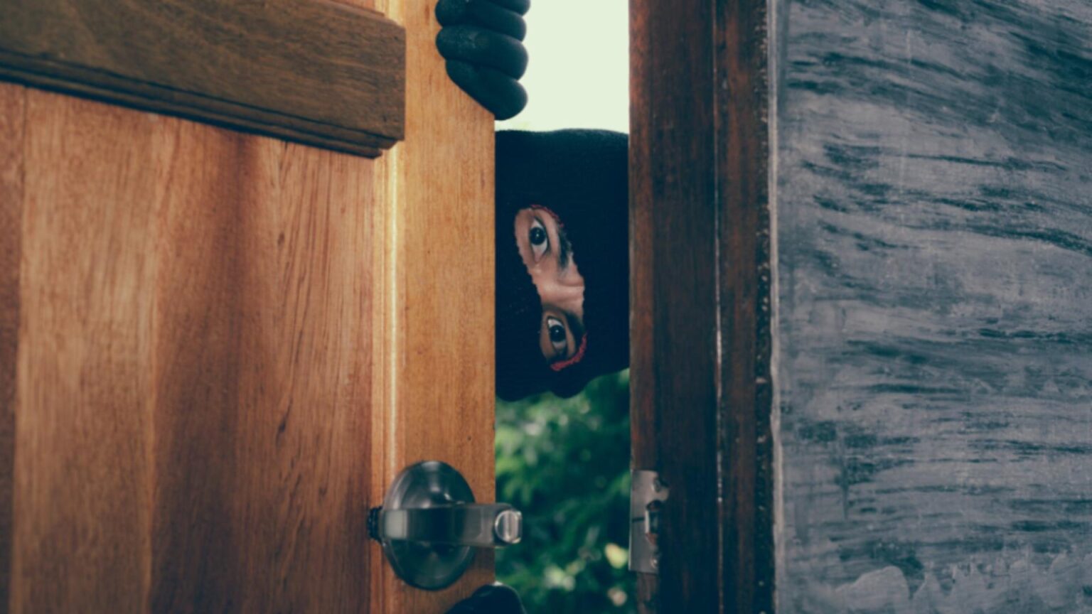 un primar din braila a fost jefuit chiar in noaptea de revelion greseala care le a inlesnit hotilor accesul in casa 695a8ad36101e