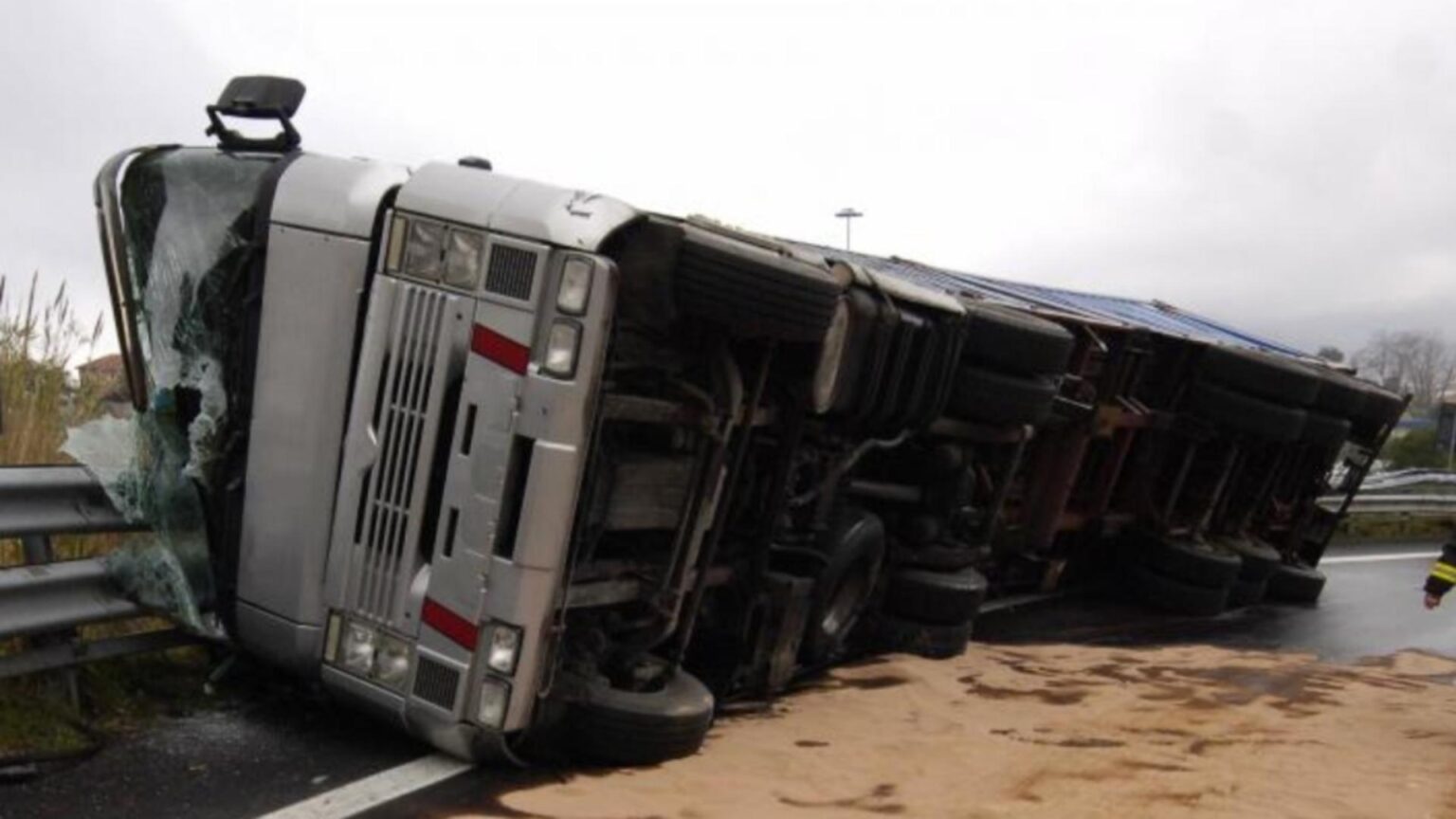un roman a provocat haos total pe o autostrada din belgia dupa ce s a inecat cu o gura de apa traficul blocat ore insir 695fdccfd6279