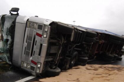 un roman a provocat haos total pe o autostrada din belgia dupa ce s a inecat cu o gura de apa traficul blocat ore insir 695fdccfd6279