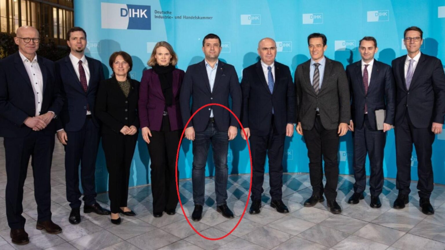 val de reactii dupa ce rezistul de la aparare a venit in blugi la o intalnire oficiala in germania in timp ce ceilalti erau imbracati la patru ace 697a35e42e7db