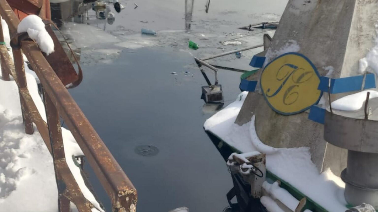 dezastru ecologic pe dunare o nava cu produse petroliere s a scufundat in zona plaja veche din giurgiu fotovideo 6983567095836