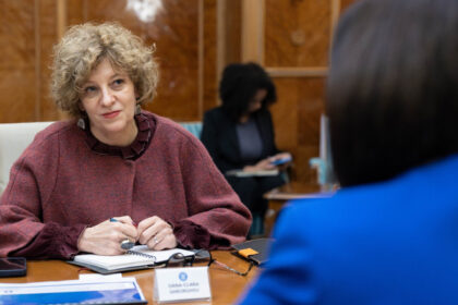 gheorghiu sa iesim din paradigma ca nu ne vindem tara ne o pierdem in fiecare zi cu fiecare ban pe care companiile il pierd 69806d2eb3704