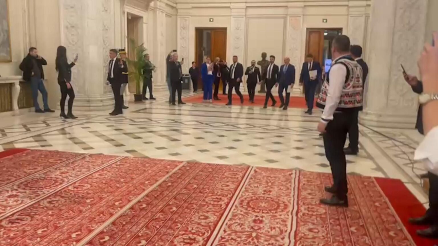 ilie bolojan fuge din nou de jurnalisti intr un gest de sfidare suprema cum pregateste relansarea economica in spatele usilor inchise video 698098a38969e