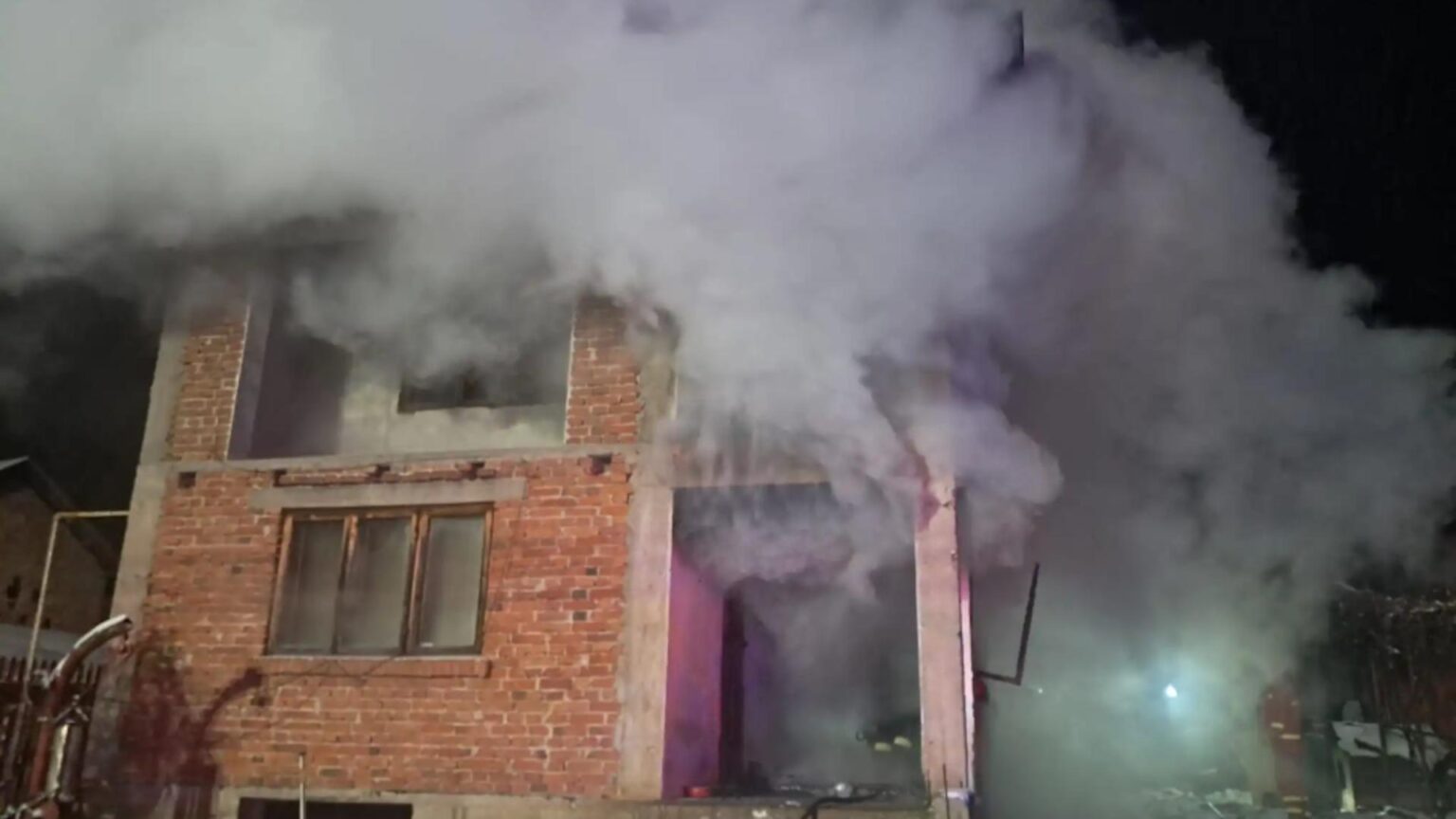 incendiu violent intr o locuinta din judetul arges un barbat de 50 de ani si a pierdut viata 698051240c3ea