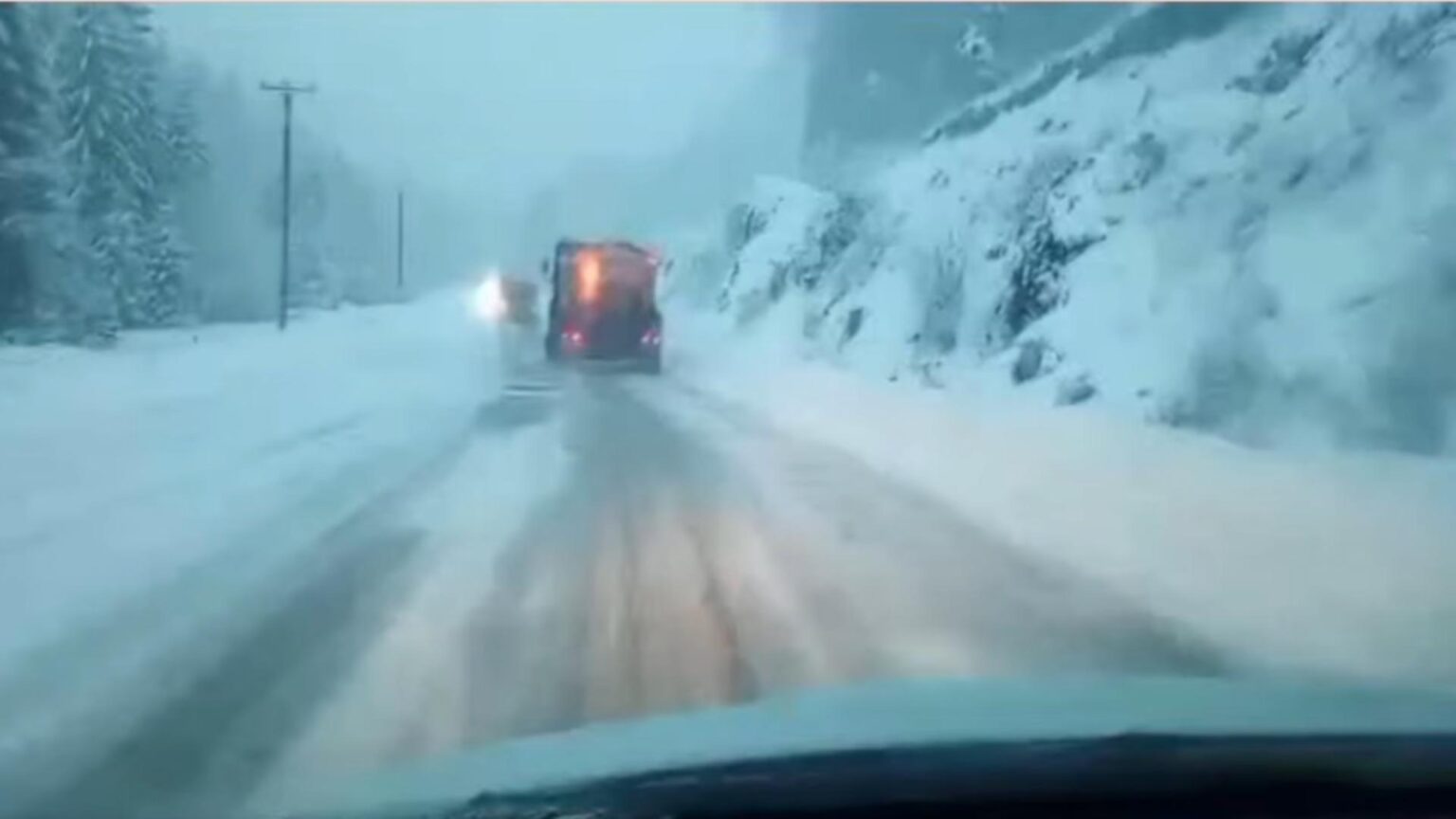 ninsori abundente in zona montana a judetului valcea avertismentul drumarilor pentru soferi video 6984c9183bcf6