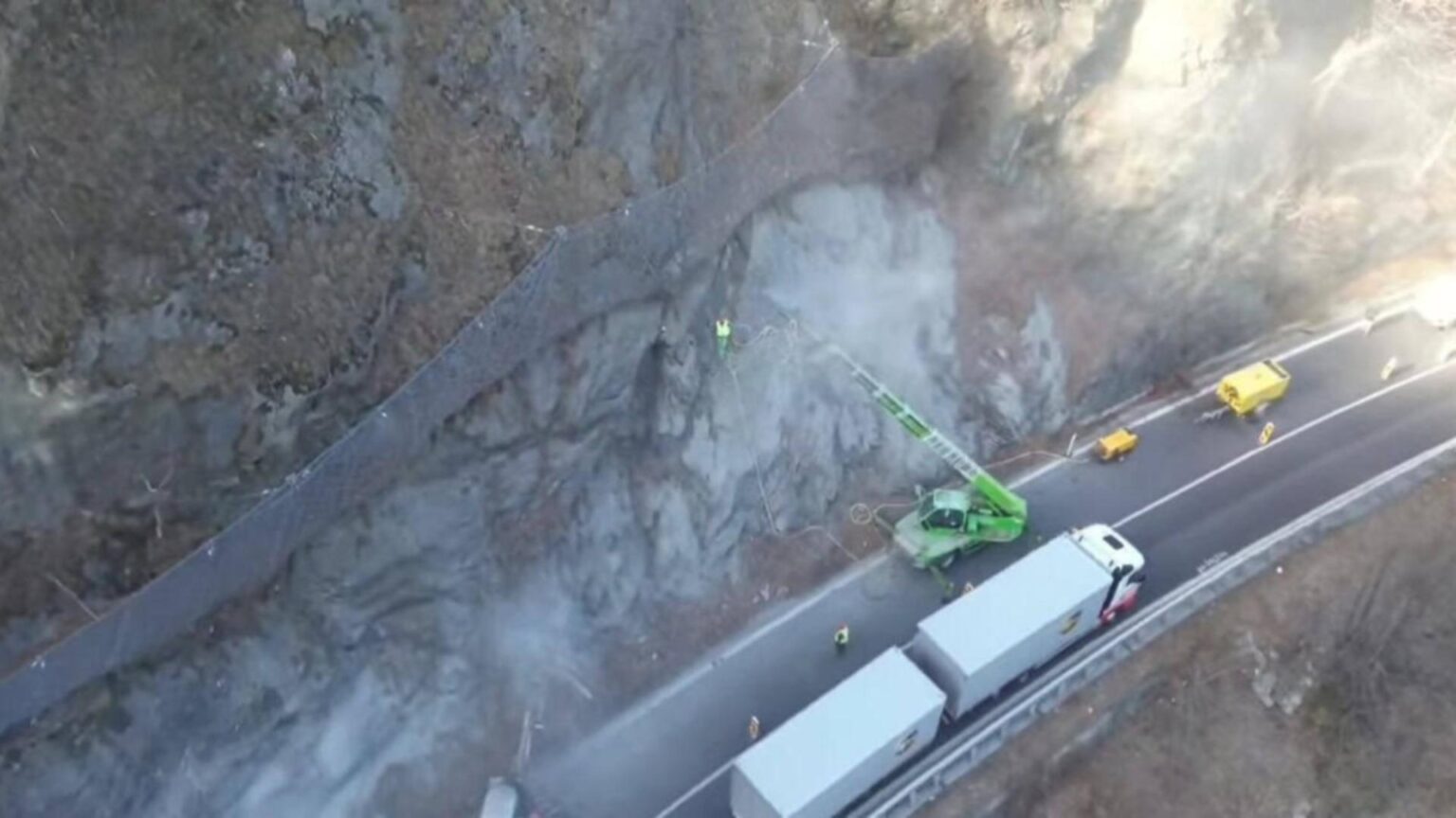 noi restrictii de circulatie pe valea oltului continua lucrarile de consolidare a versantilor 6983ba289802a