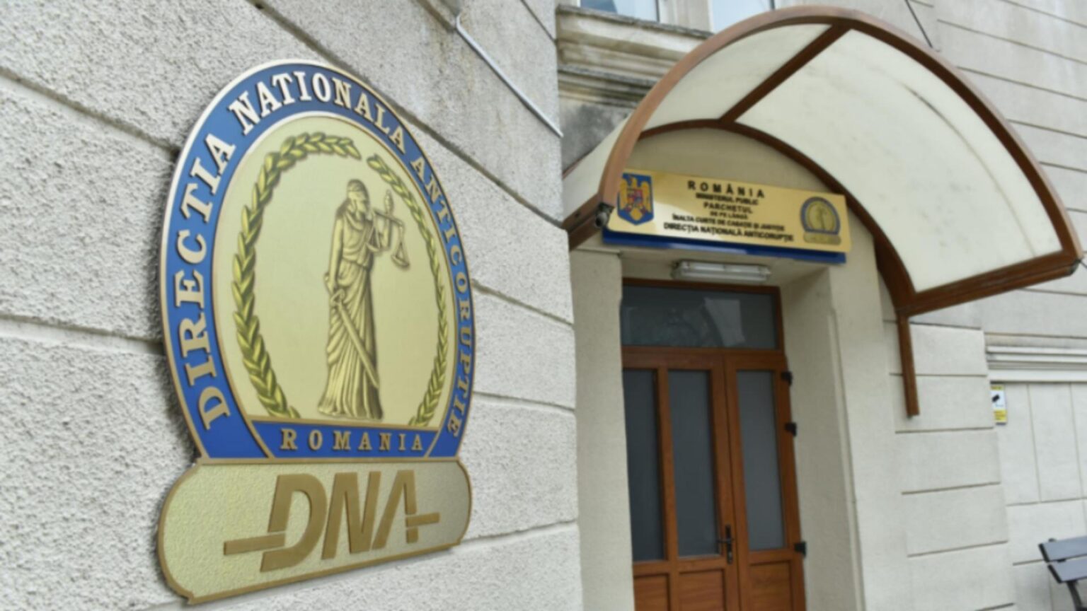 procurorii dna descinderi la grupul grampet si la directorul unei firme din subordine acuzatii de dare de mita in valoare de jumatate de milion de euro surse 698217d467340