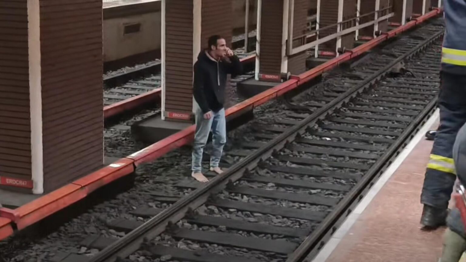 scene de groaza la metrou un barbat a coborat descult pe sine si a amenintat ca se sinucide video 697f867e3453e