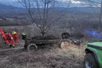 tragedie in judetul satu mare un barbat a murit strivit dupa ce a fost prins sub un tractor care s a rasturnat 6984cec730485